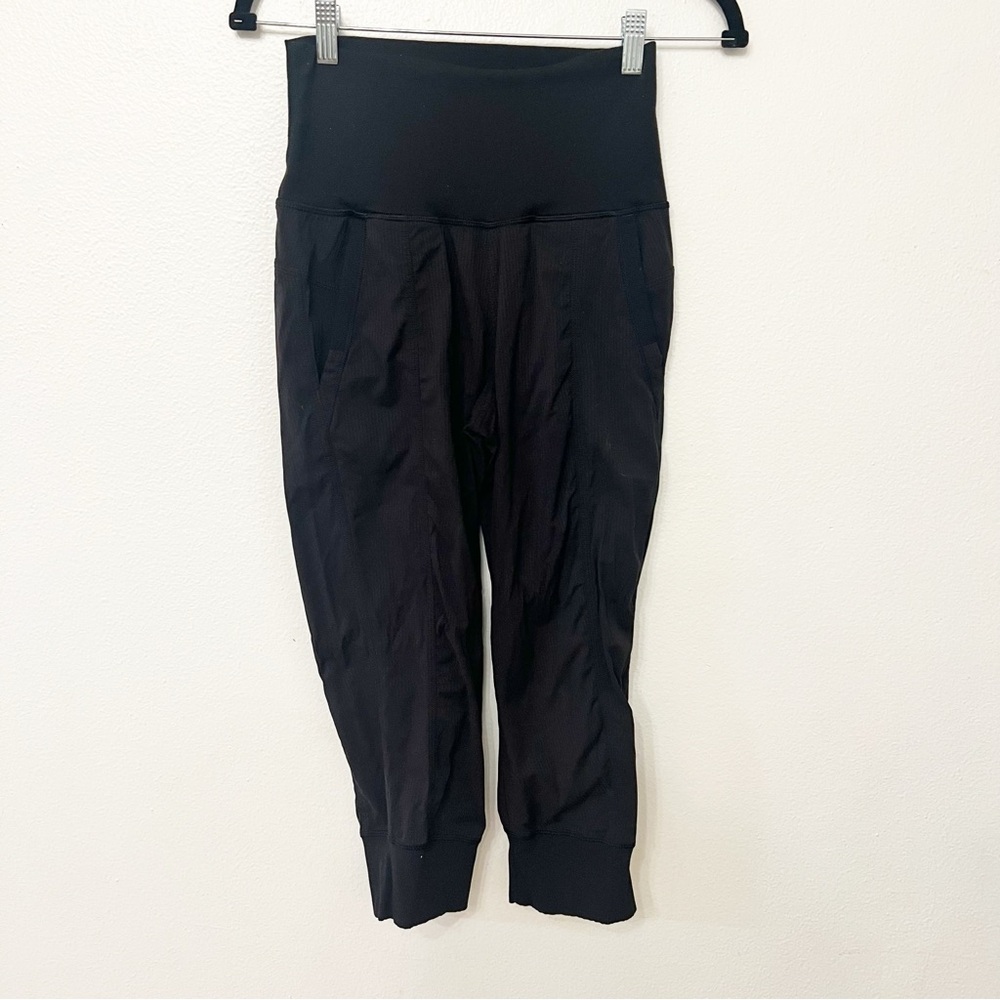 Lululemon pull on black ankle cropped pocketed joggers